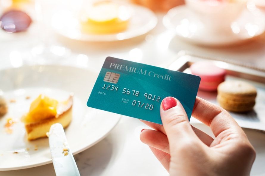 カフェをしながらクレジットカードを出す