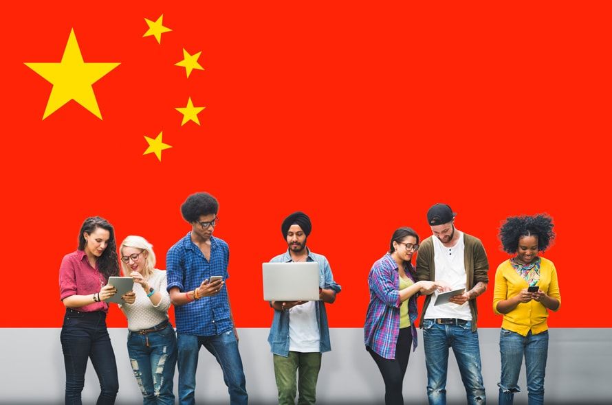 中国国旗の後ろに並ぶ人々