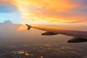 夕焼けの空を飛ぶ飛行機
