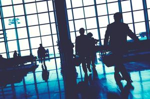 空港で行き交う人々
