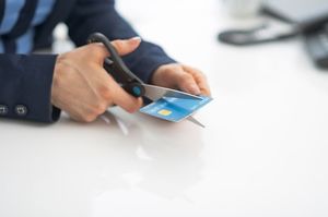 クレジットカードをはさみで切る人