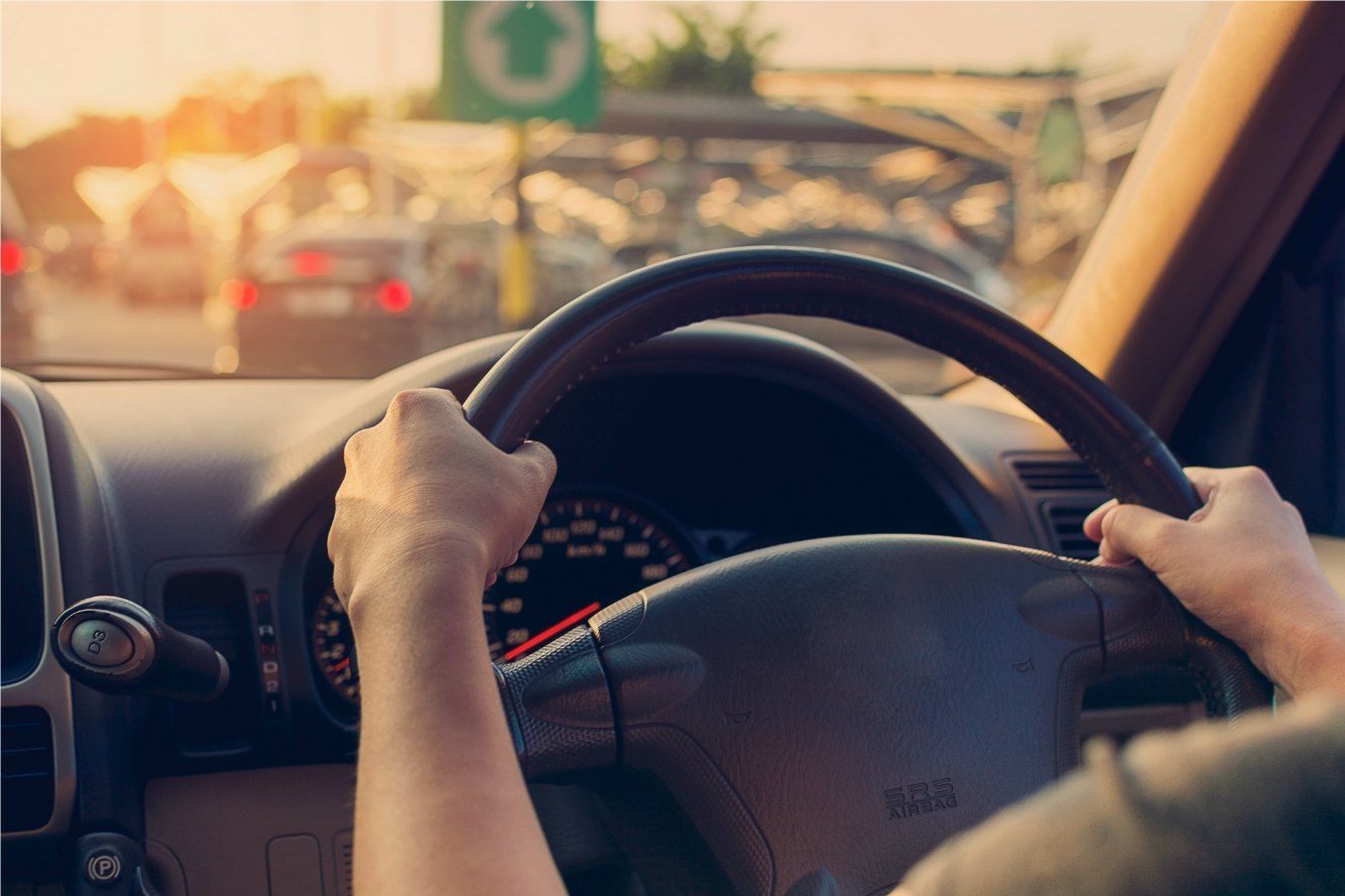 車を運転する人