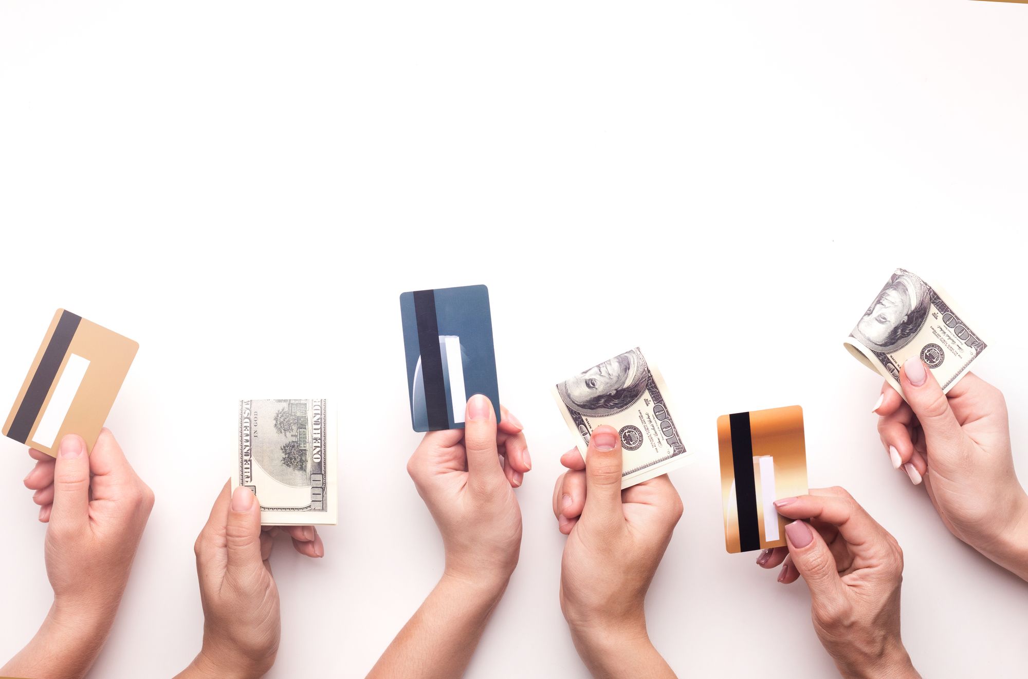 6人でクレジットカードや紙幣を差し出す手元