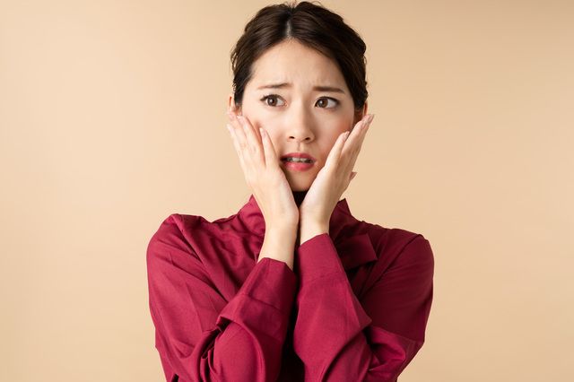 不安そうな顔をする女性