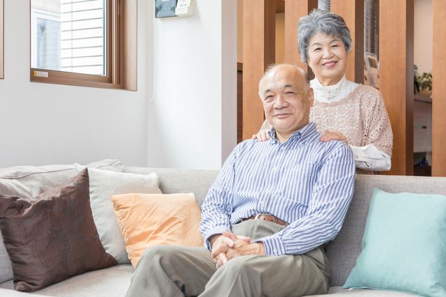 おじいさんとおばあさんが微笑んでいる