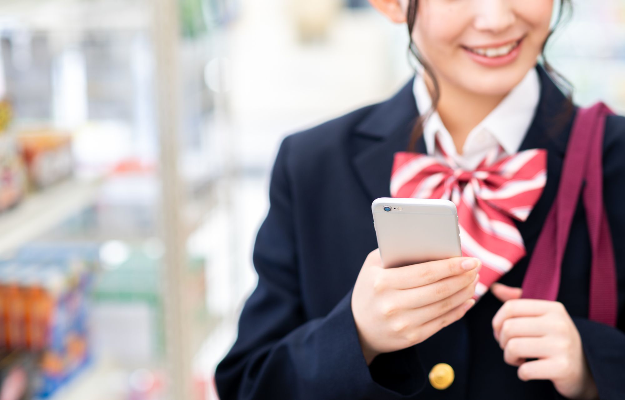 スマホで買い物をする高校生