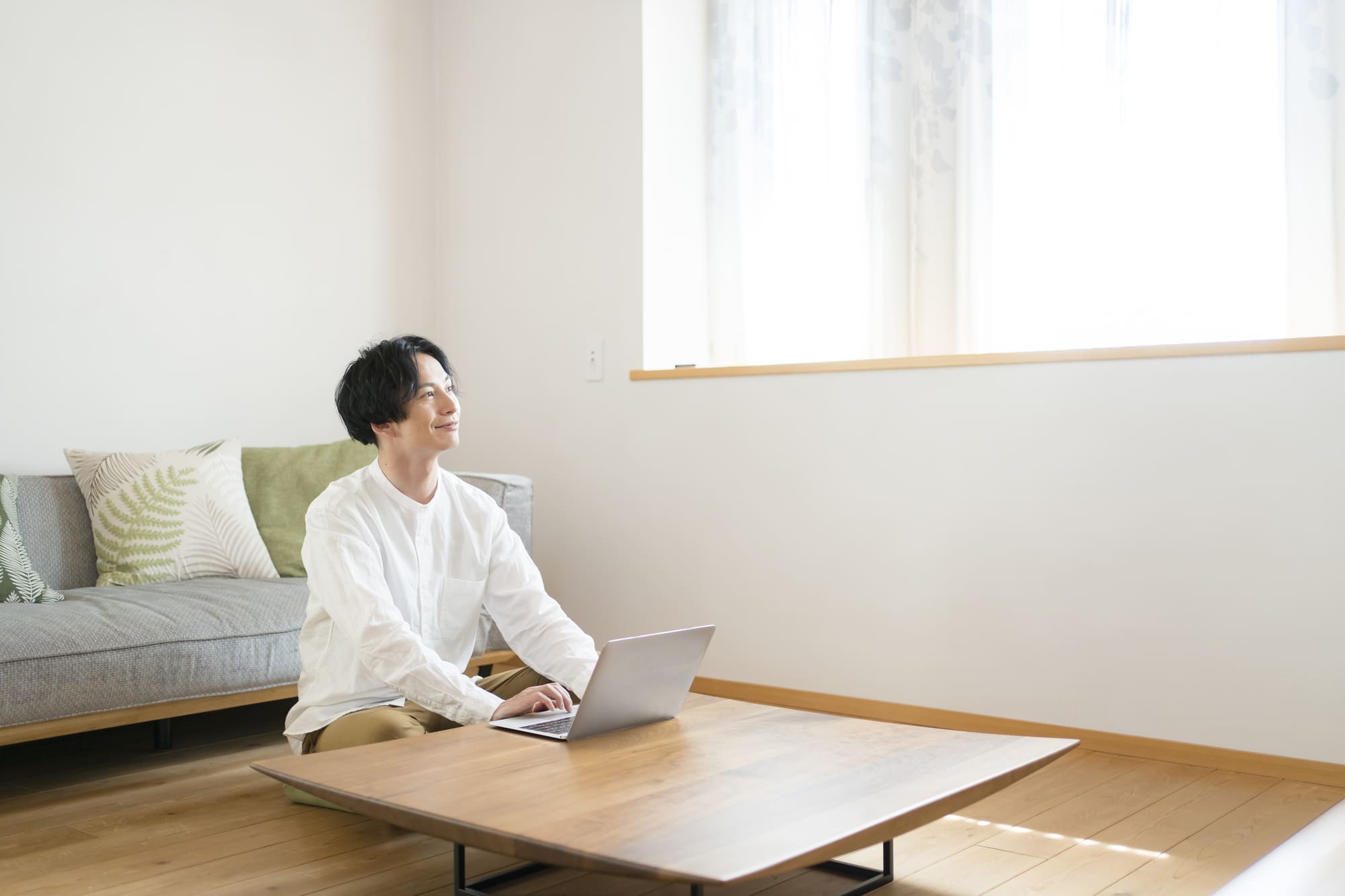 シンプルな部屋で過ごすミニマリストの男性