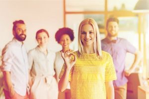 OKサインをする女性