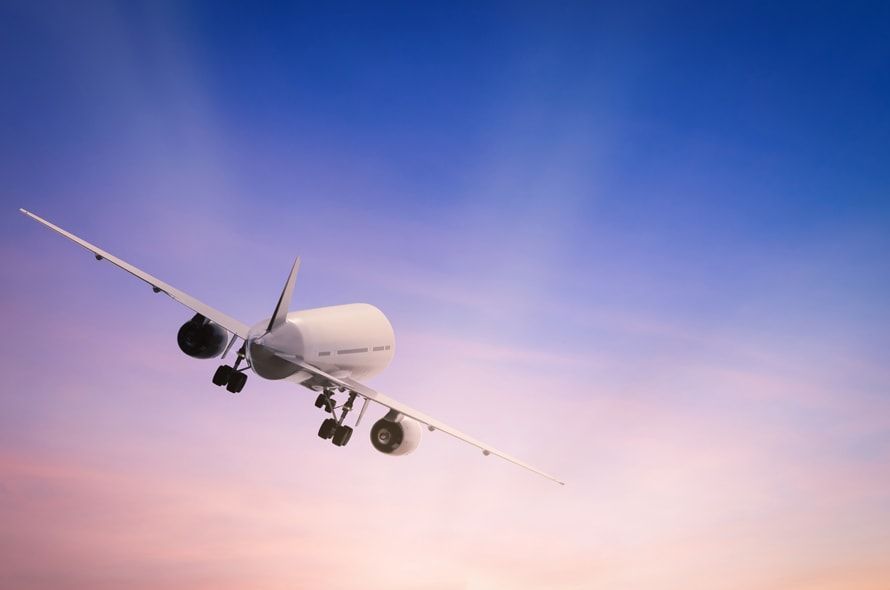 空を飛行する飛行機