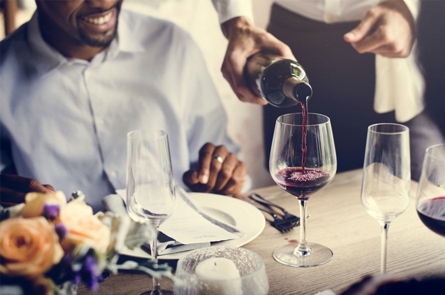 レストランで食事をする男性
