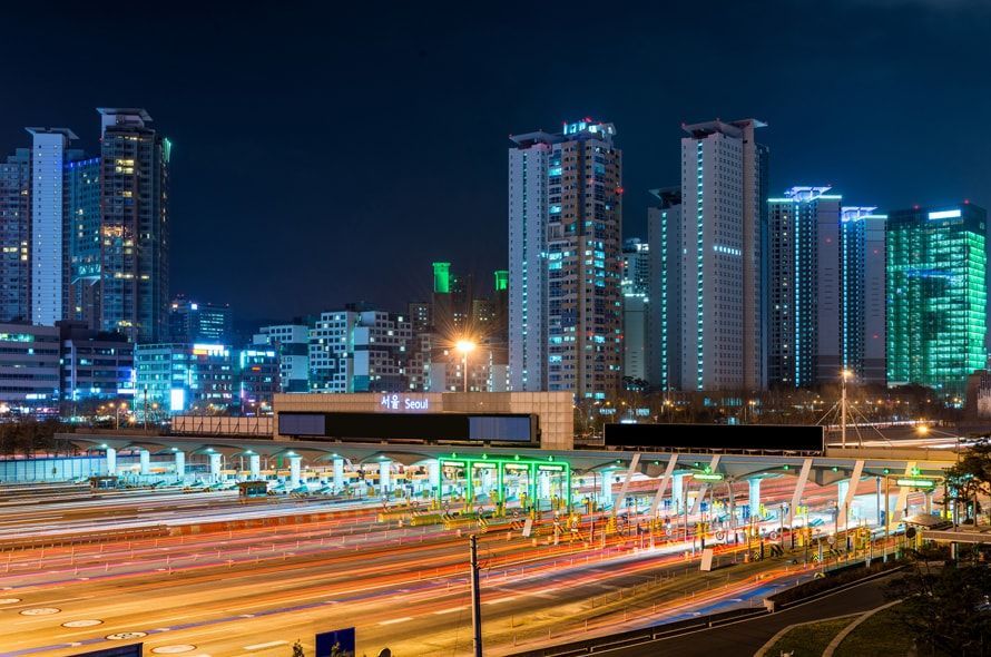 夜の高速道路