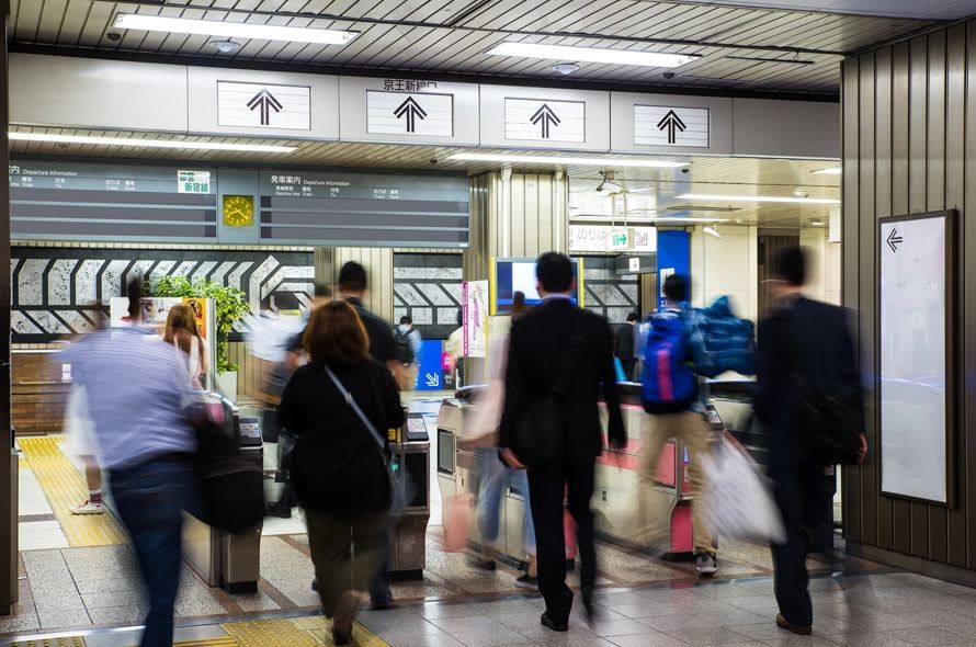 改札を行き交う人々