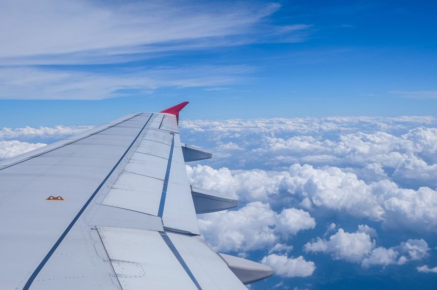 フライトしている飛行機の翼