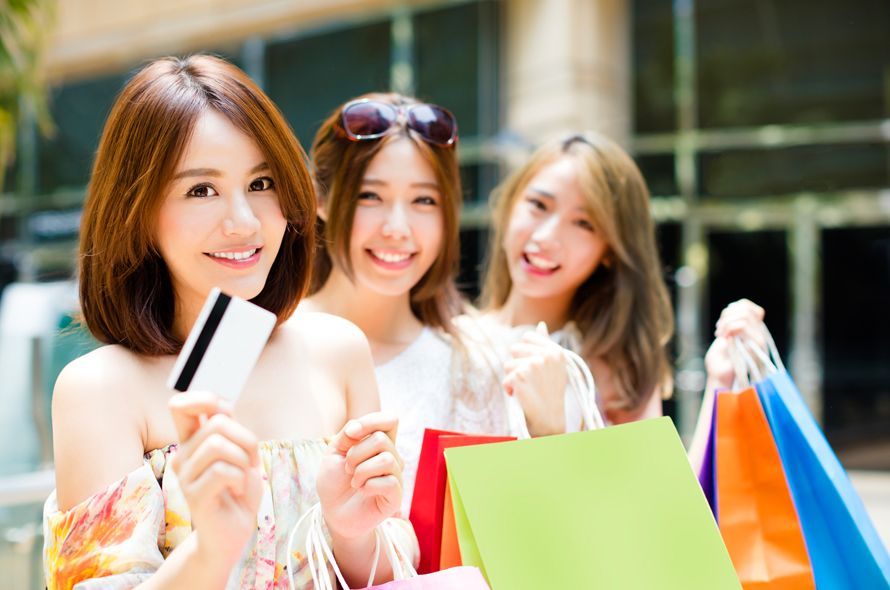 買い物袋を持つ3人の女性とカード