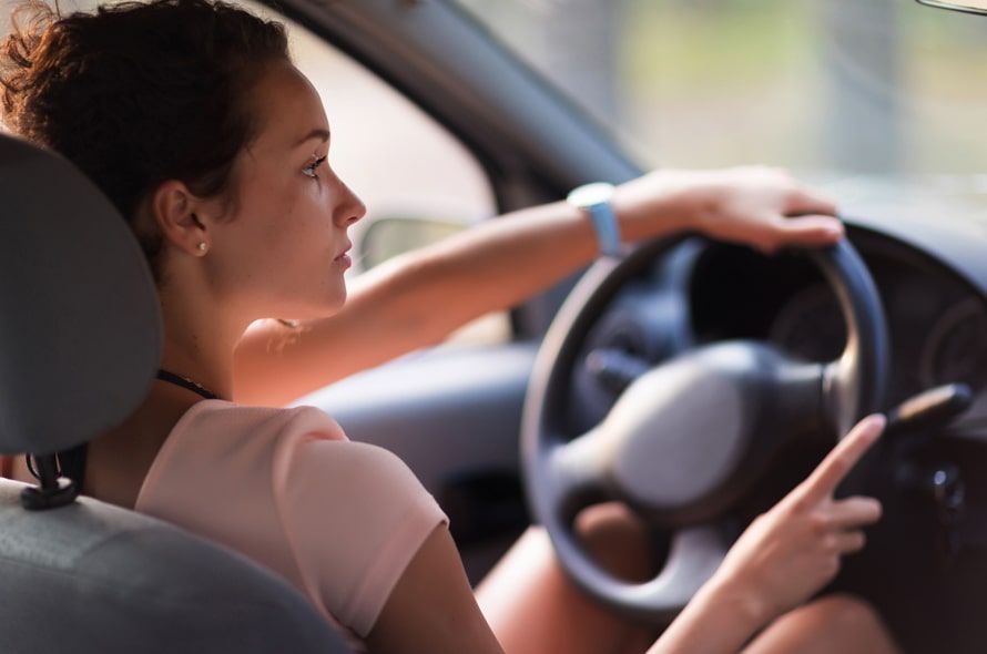 車を運転する女性