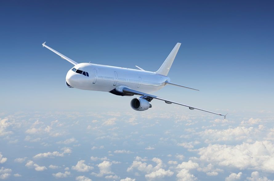 空を飛ぶ飛行機