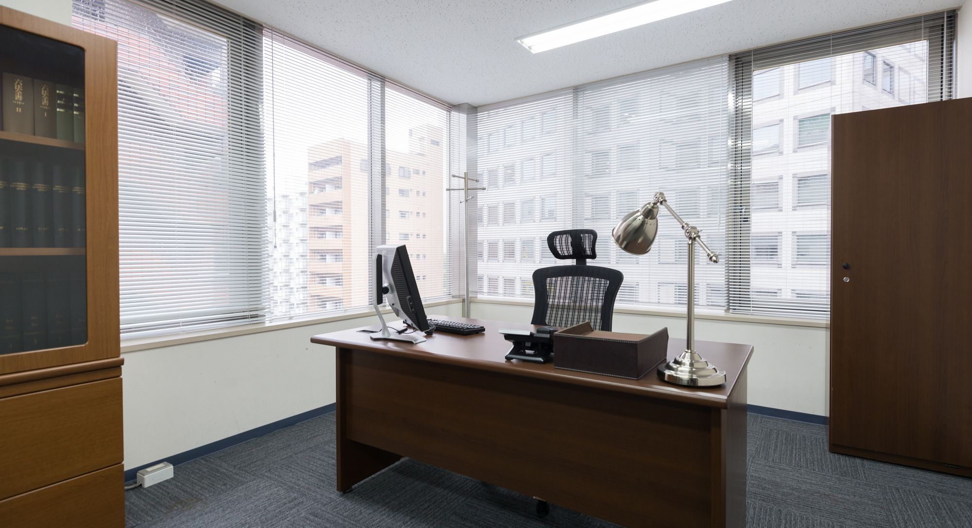 社長室の机と椅子