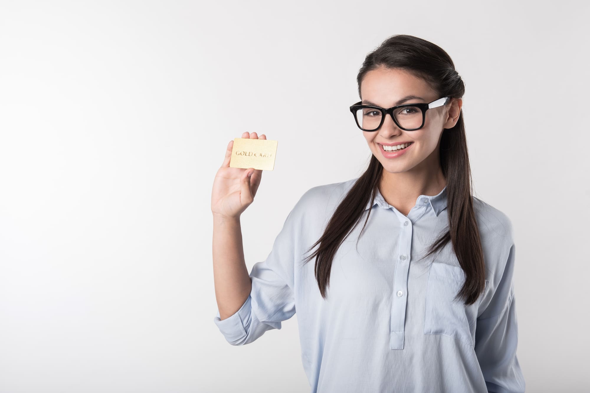 クレジットカードを持った女性