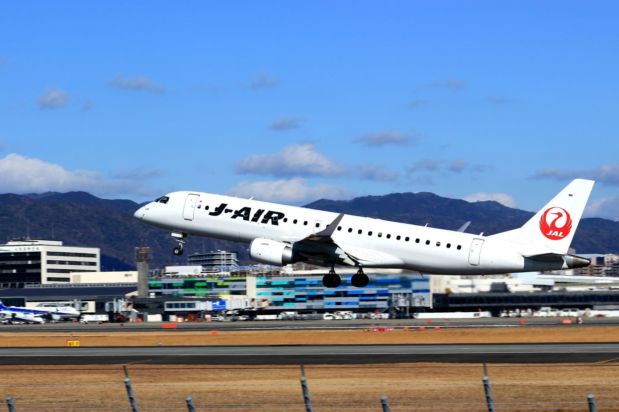 飛び立つJAL飛行機