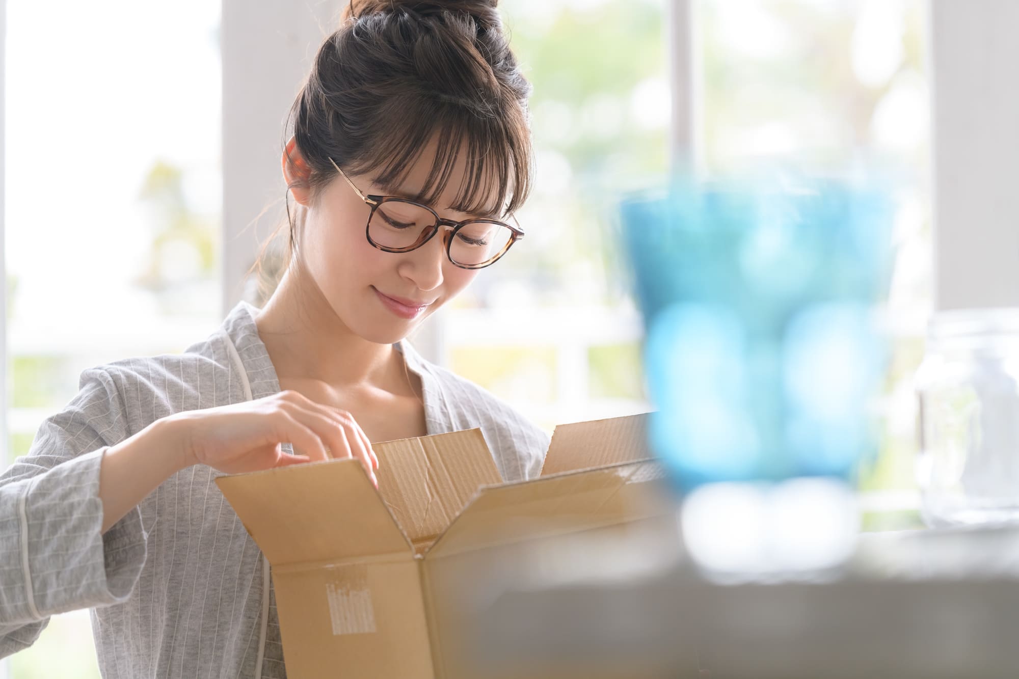 ダンボールで届いた宅配を除く女性