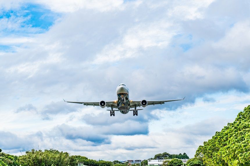 青空の下の飛行機