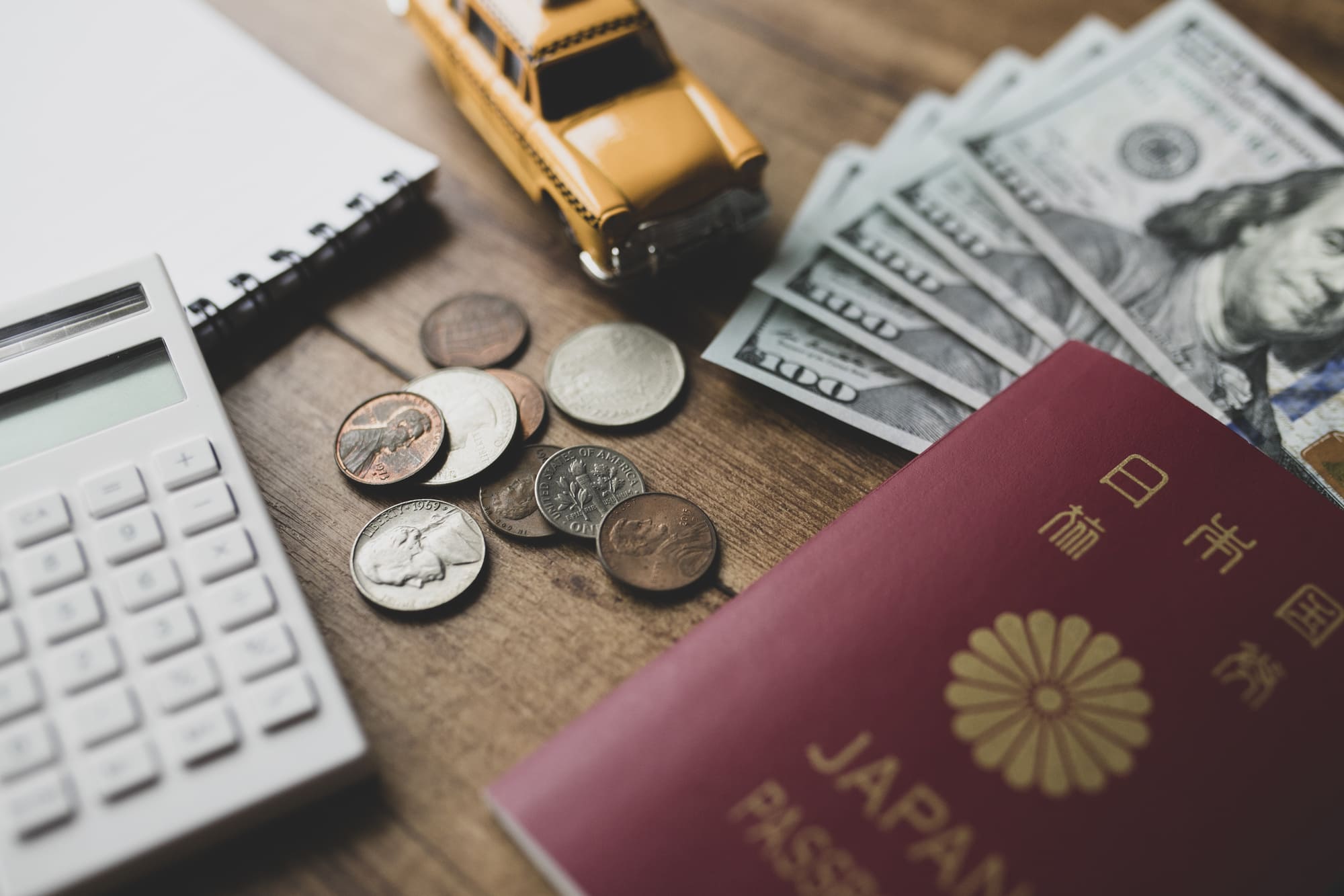 クレジットカードと電卓とお金と車の模型