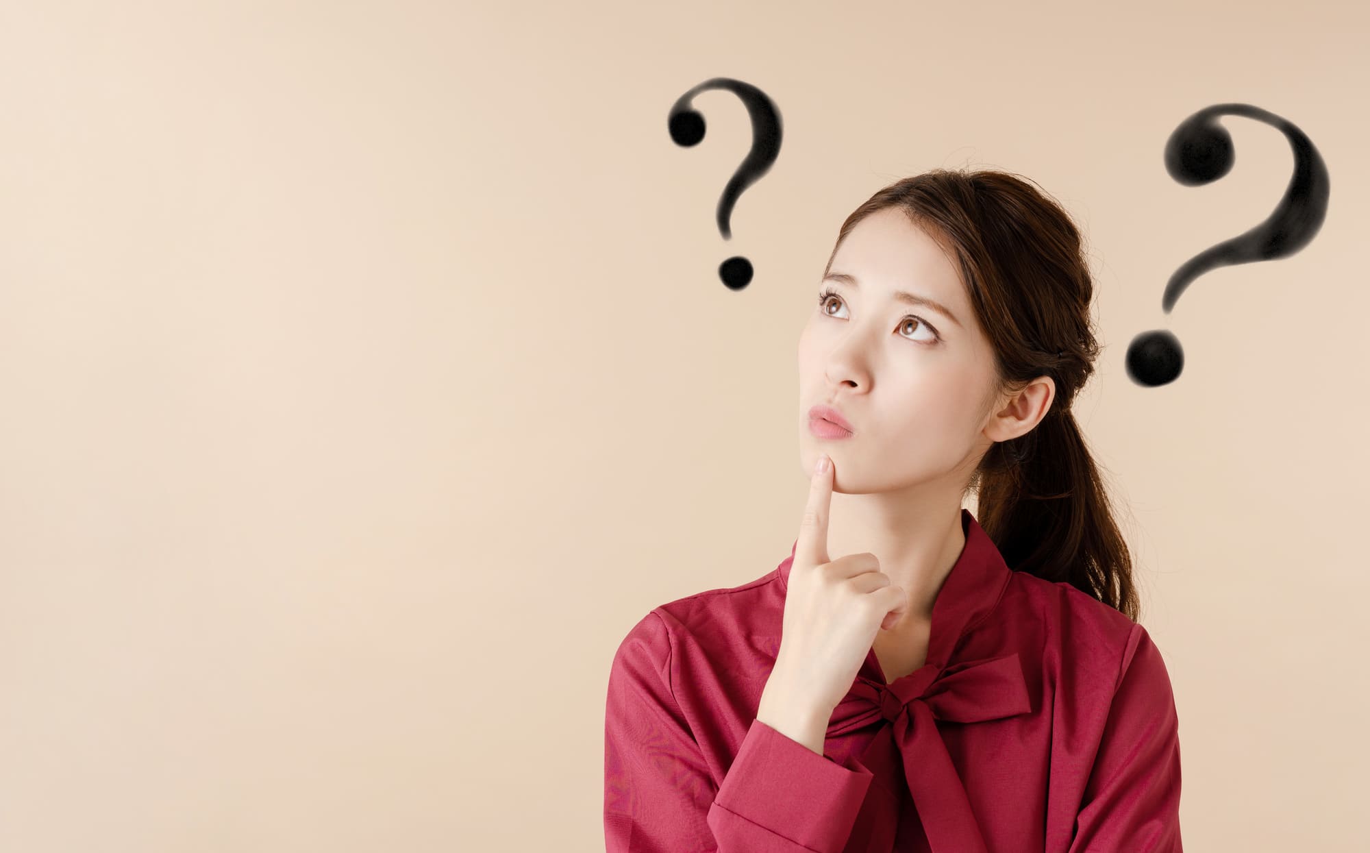 赤い服を着た女性と「?」マーク