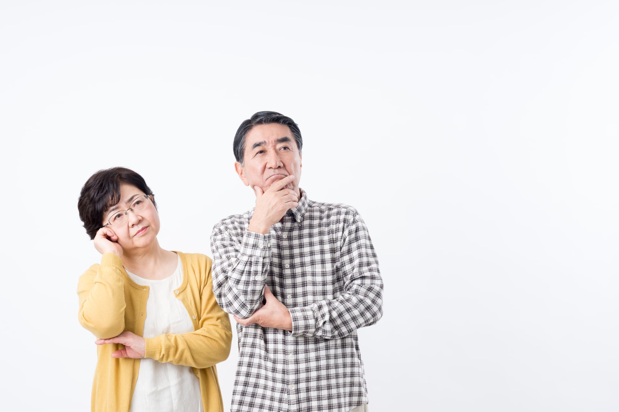 考える中年夫婦