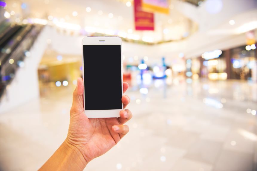 店先でスマホを掲げる手元