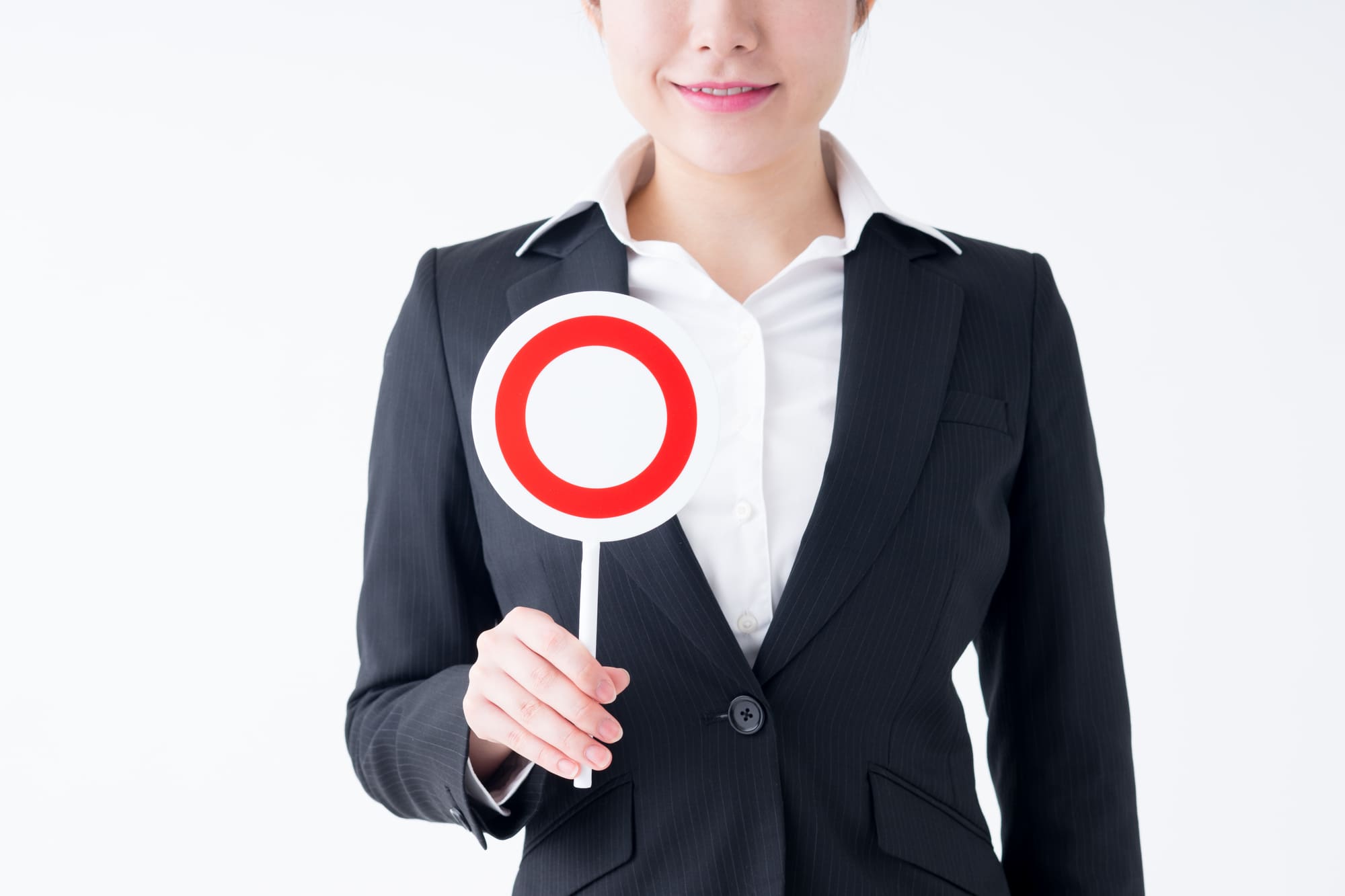 〇の札をもつスーツ姿の女性