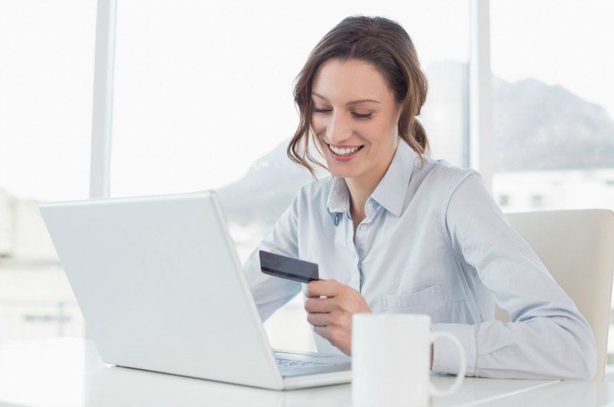 クレジットカードを見る女性