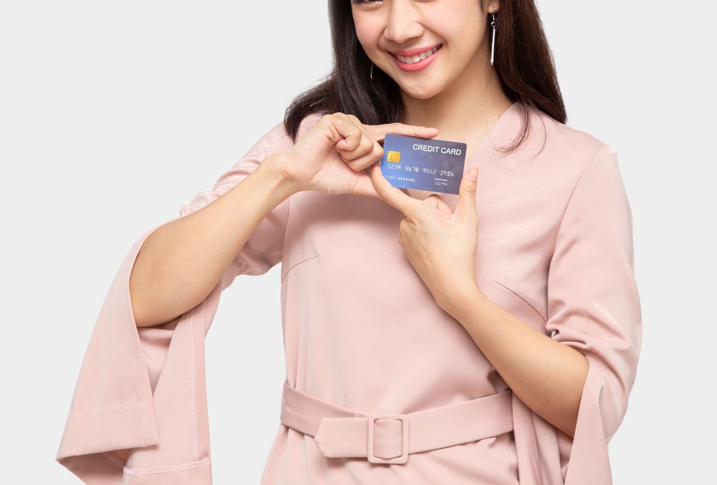 クレジットカードを持ってポージングする女性
