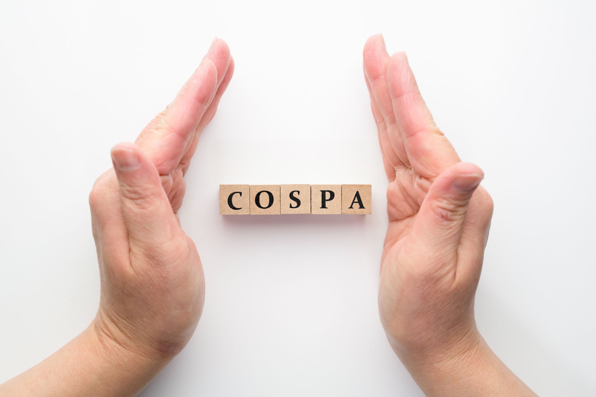 「COSPA」を両手で囲む