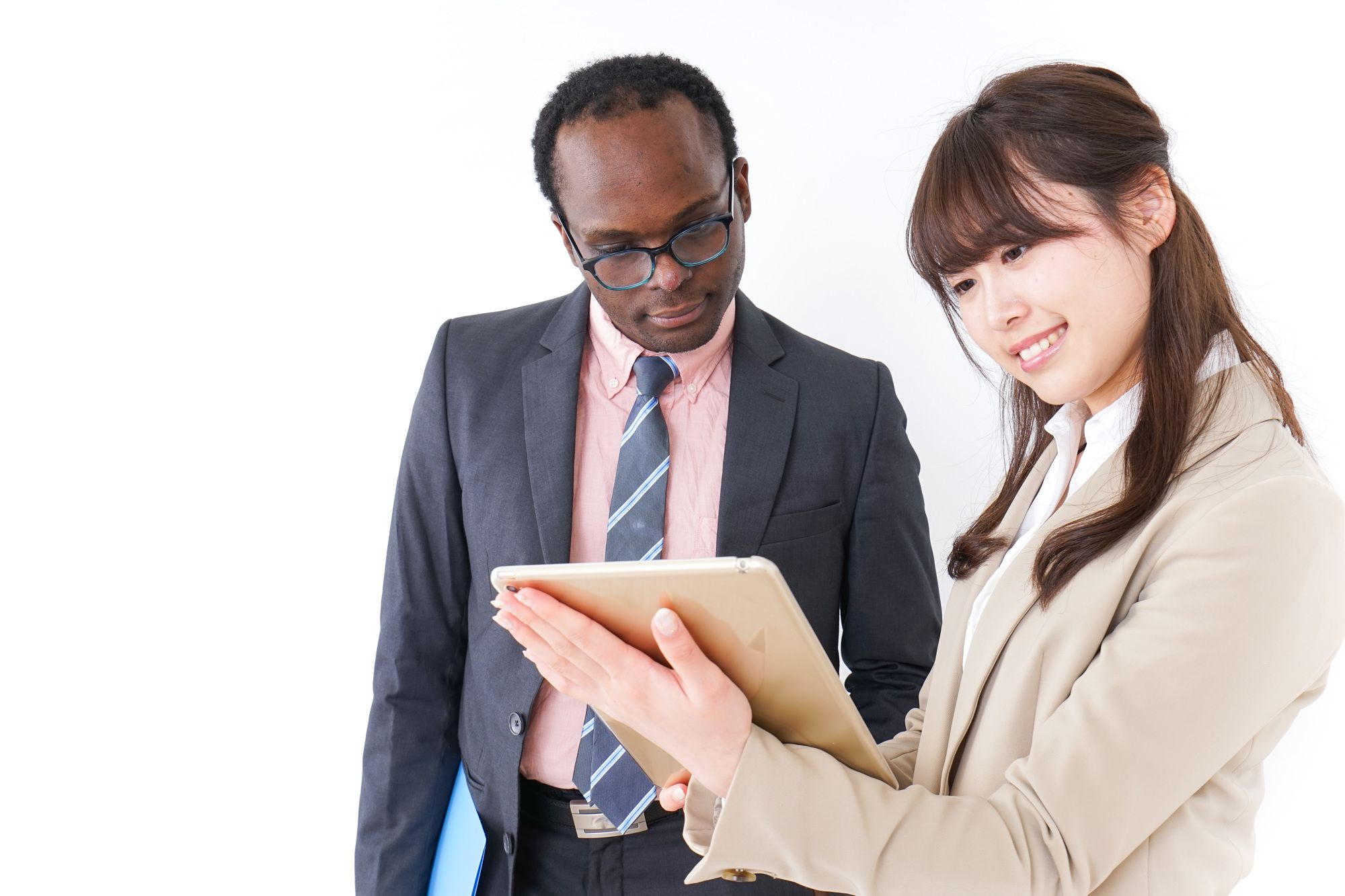 スーツを着た女性と外国人男性