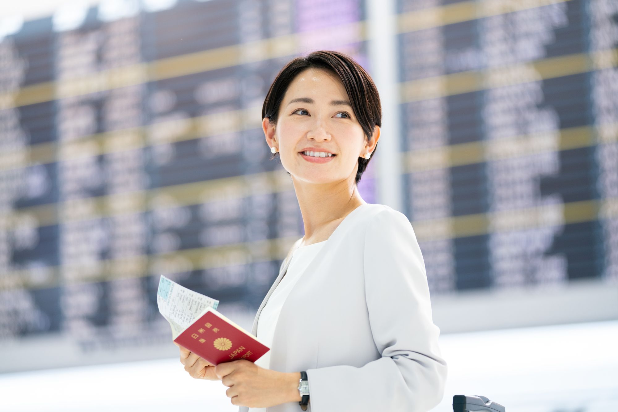 パスワードを持った女性がほほえんでいる