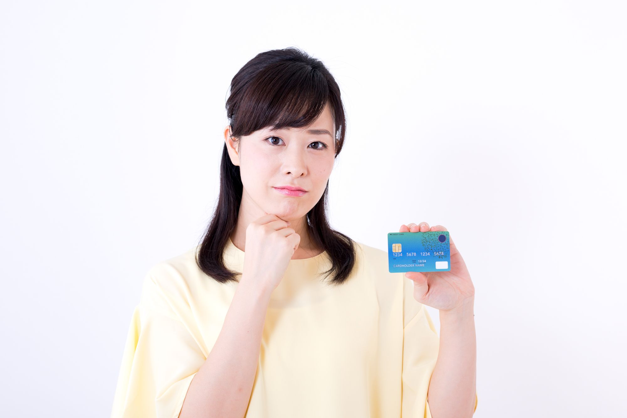 不安そうな顔をする女性