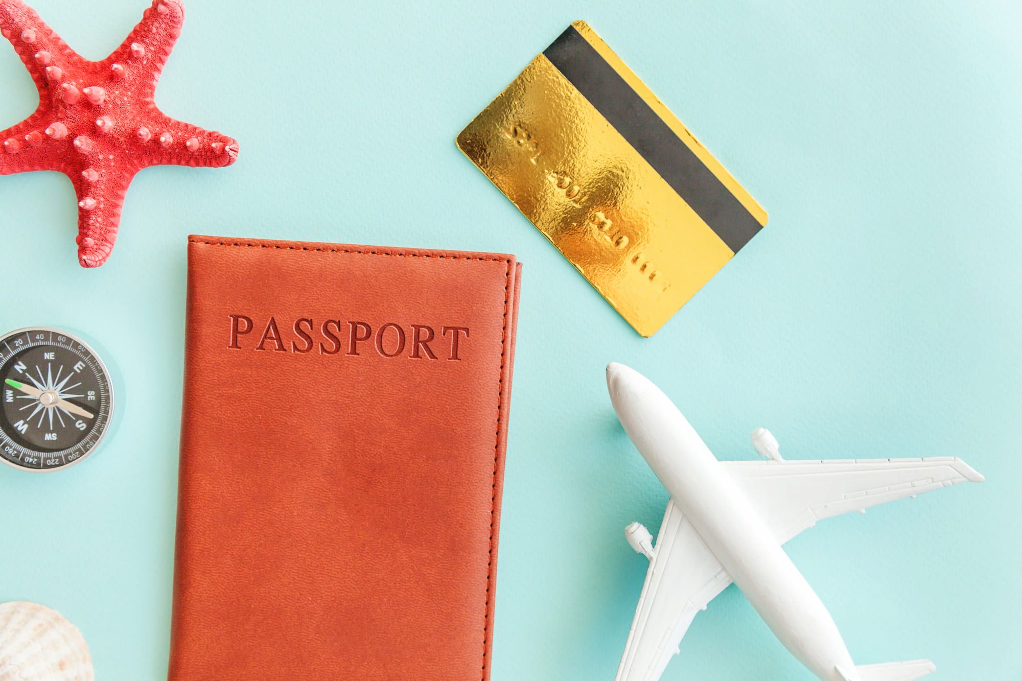 クレジットカードとヒトデと手帳と飛行機の模型