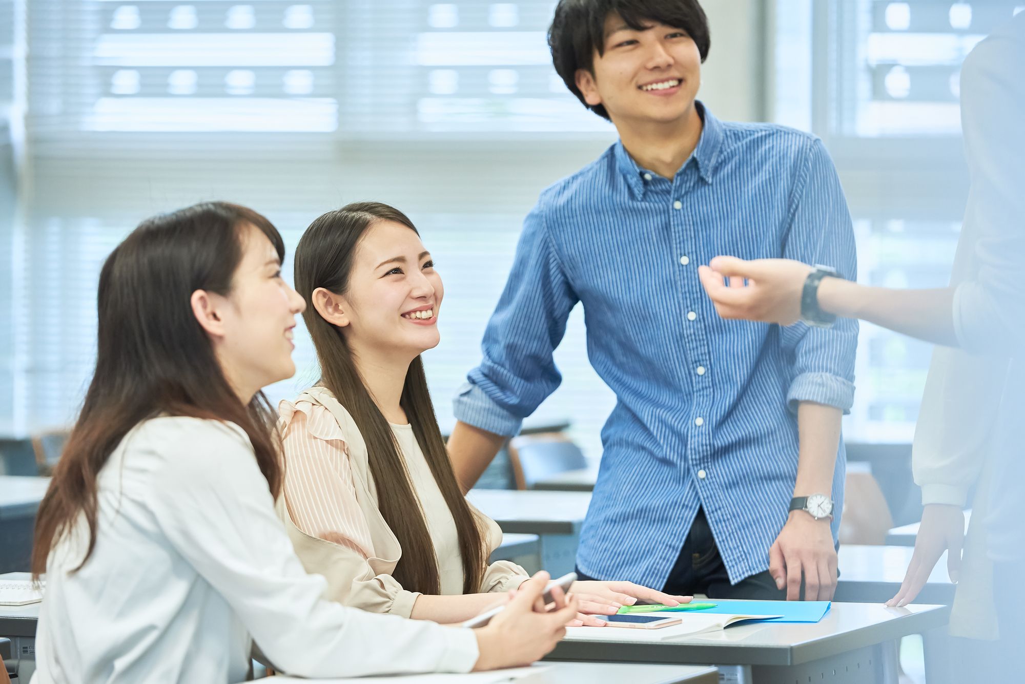談笑している大学生4人