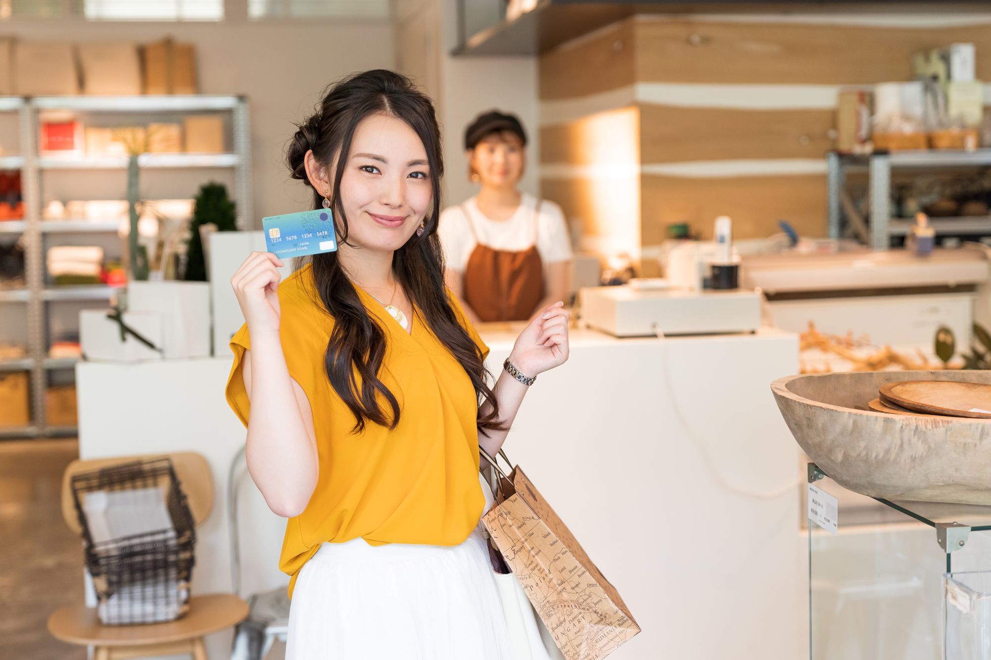 笑顔で買い物をする女性