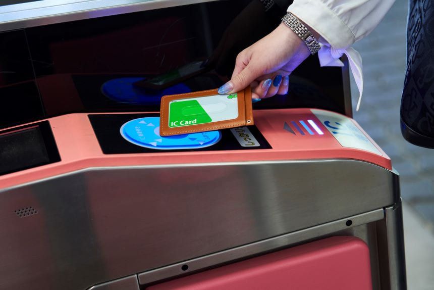 自動改札を通るためカードをかざす様子