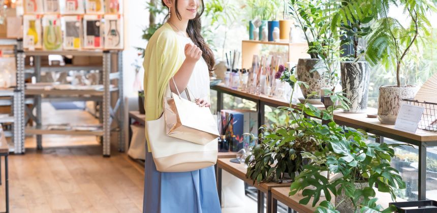 ショッピングをする女性