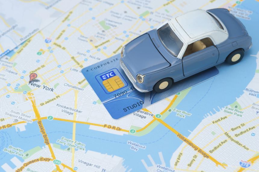 地図の上にあるクレジットカードと自動車