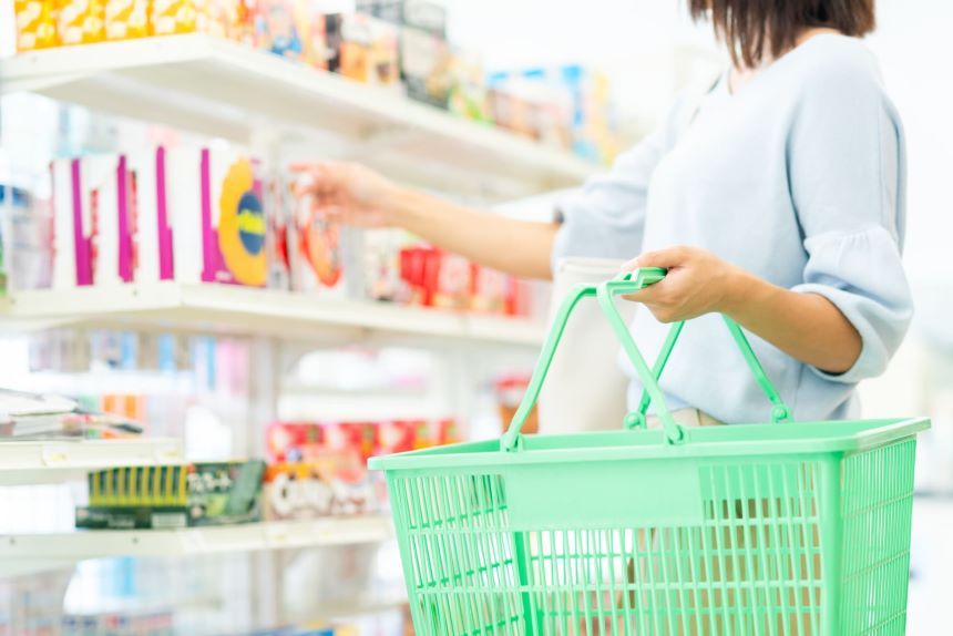 コンビニで買い物をする女性
