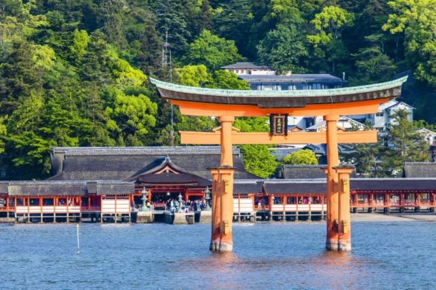 広島県宮島にある厳島神社の大鳥居