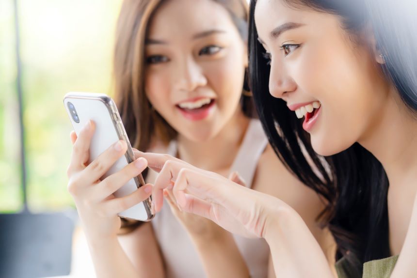 スマホを見て喜ぶ女性2人