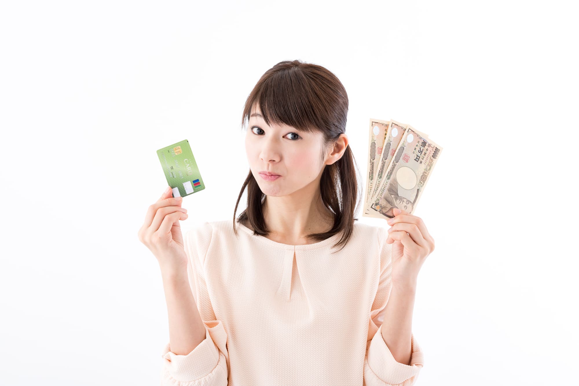 デビットカードとお札を持つ女性