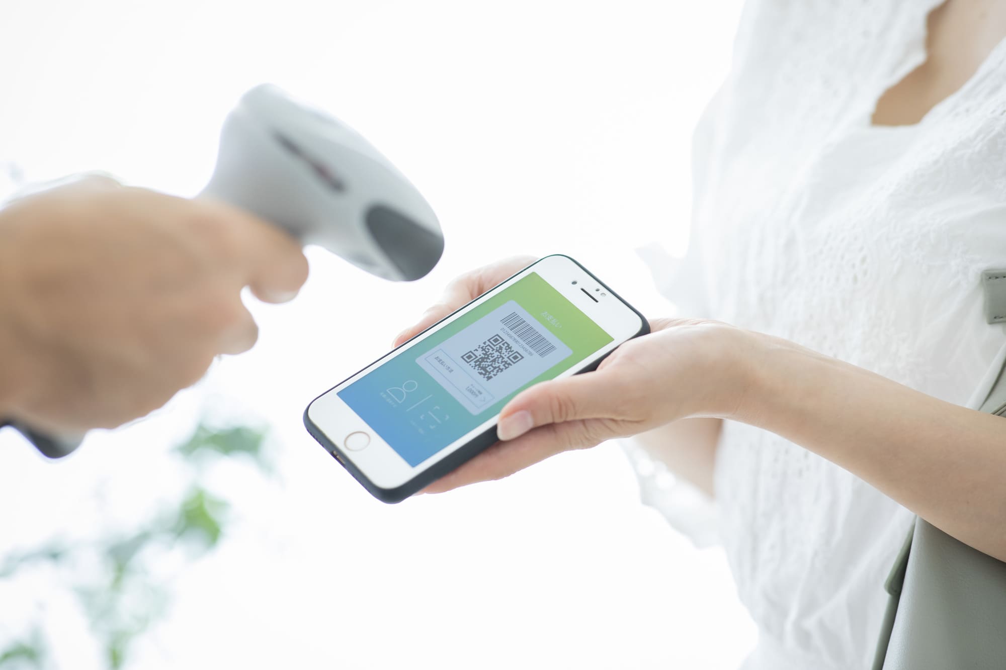 スマホでQRコード決済をするイメージ