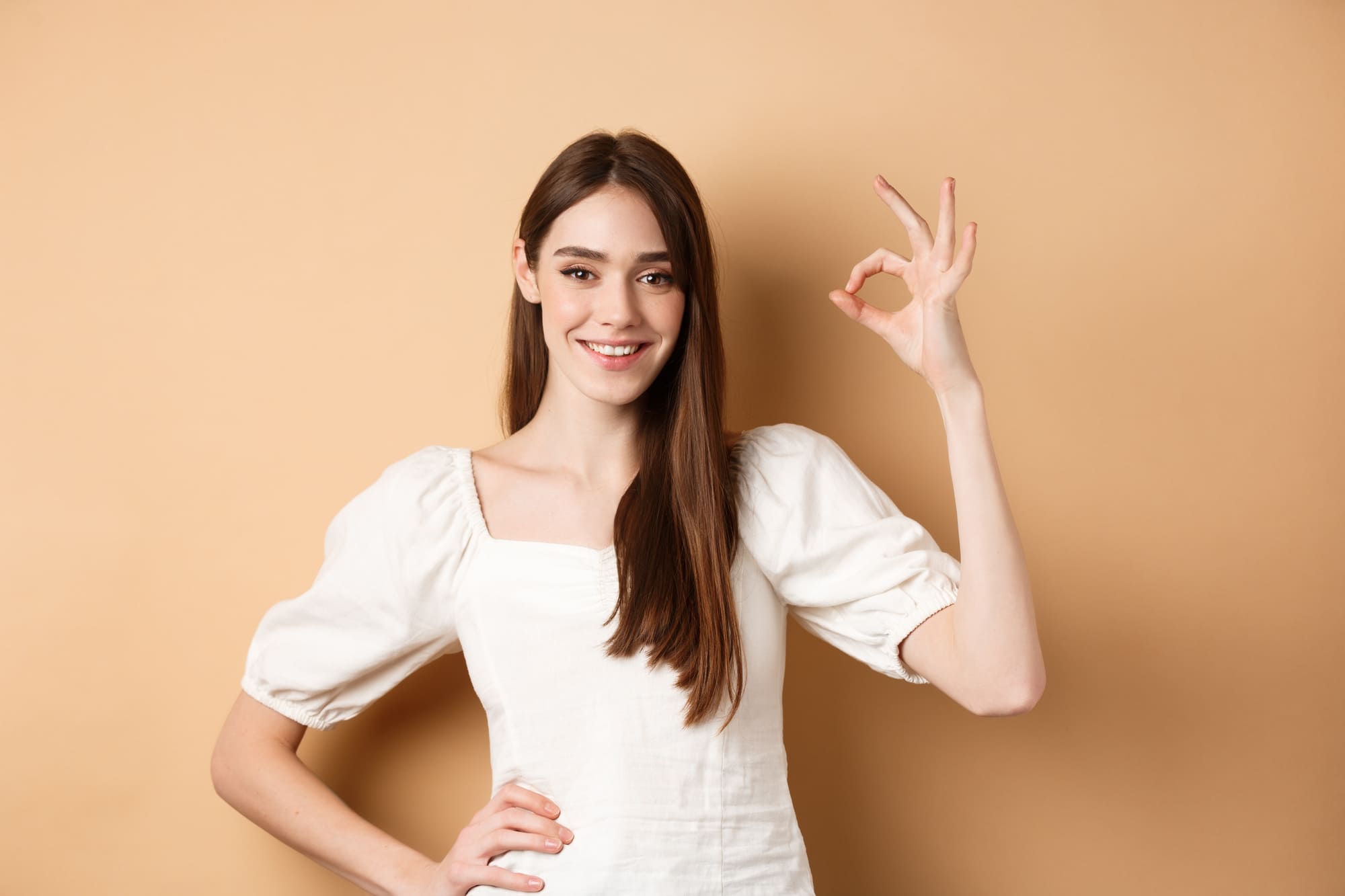 ネットショッピングをする女性イメージ