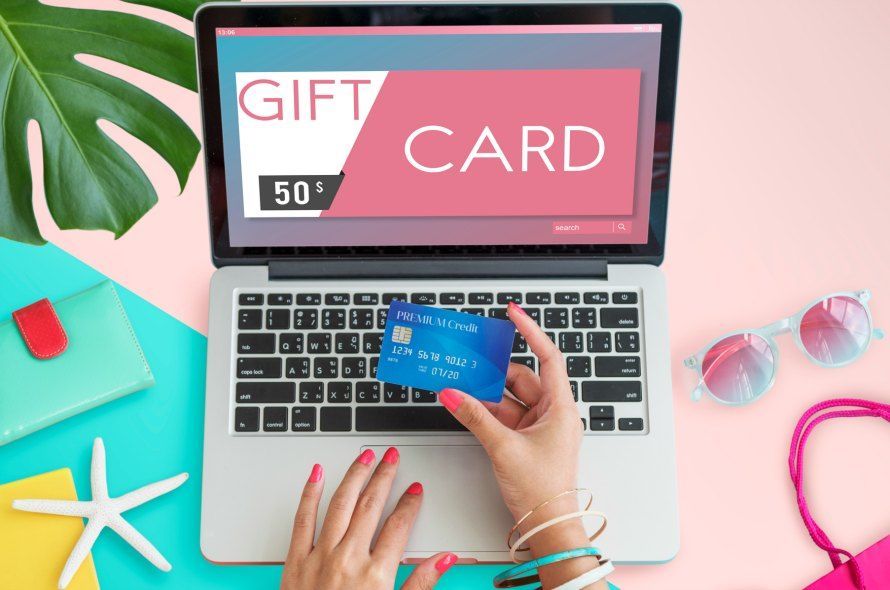GIFT CARDと表示されているパソコンとクレジットカード