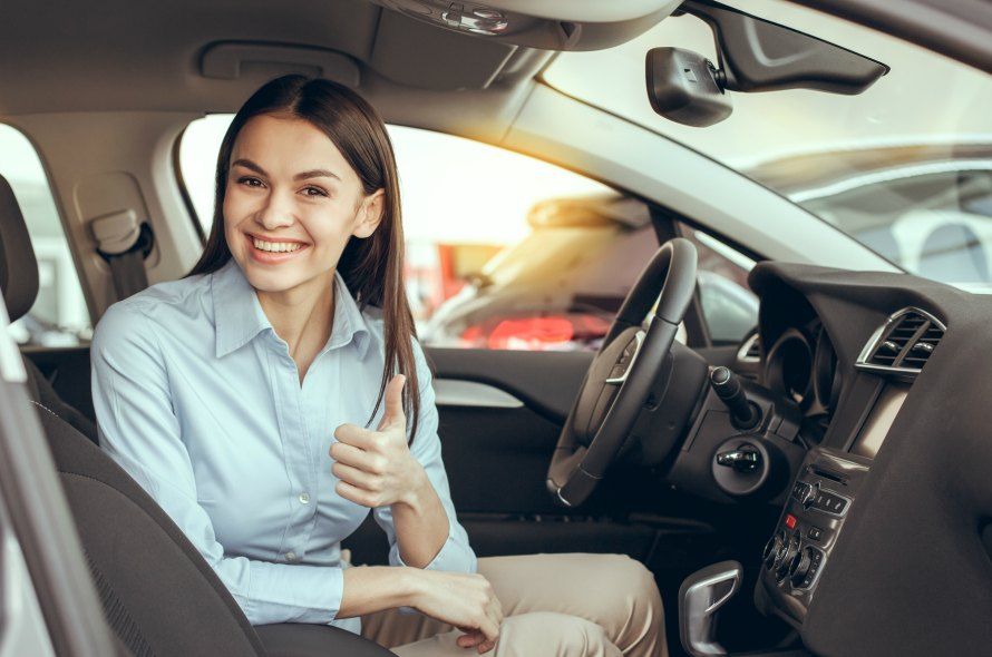 運転席の女性
